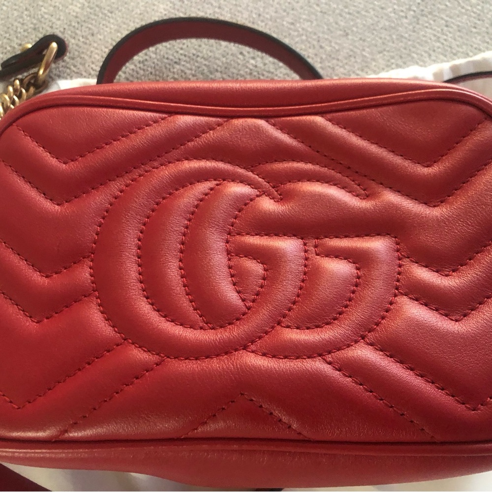Gucci Authentic Red Quilted Chevron Crossbody Bag - Picture 3 of 11